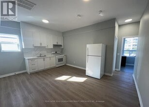 9 Wellington St E in Aurora, ON - Building Photo - Building Photo