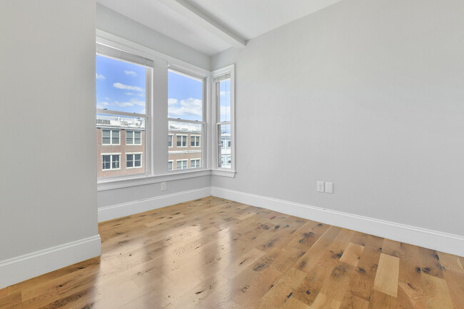 155 Chelsea St, Unit 3 in Boston, MA - Building Photo - Building Photo