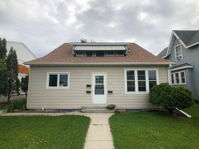 property at 317 N 3rd St