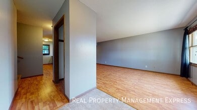 3 Bed 2 Bath Duplex w/ Attached Garage in Sioux Falls, SD - Building Photo - Building Photo