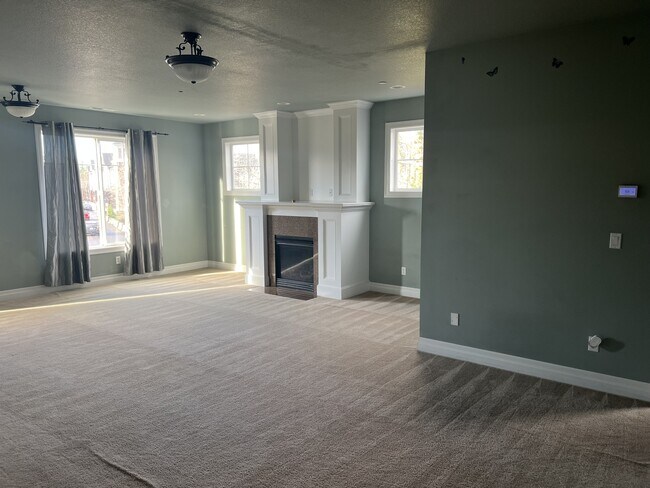 1526 NE Market Dr in Fairview, OR - Building Photo - Building Photo