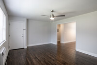 Kings Gardens in Woodbridge, NJ - Building Photo - Interior Photo