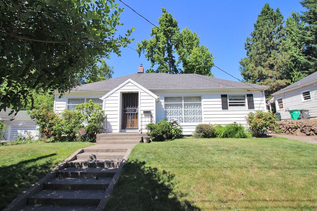 8111 SW 8th Ave in Portland, OR - Building Photo