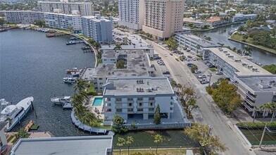 468 Golden Isles Dr in Hallandale Beach, FL - Building Photo - Building Photo