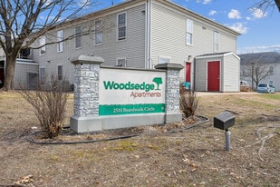 Woodsedge in Eau Claire, WI - Building Photo