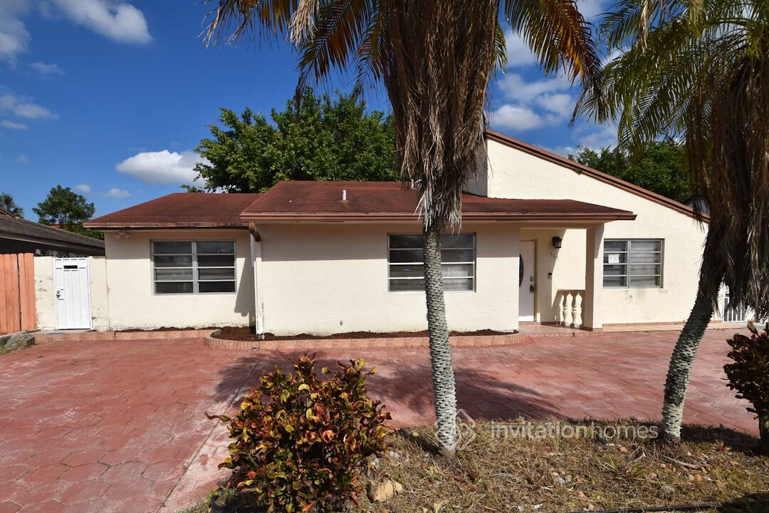 565 W 79th Pl in Hialeah, FL - Building Photo