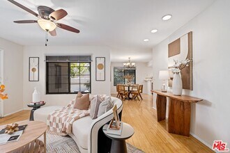 102 N Sweetzer Ave in Los Angeles, CA - Building Photo - Building Photo