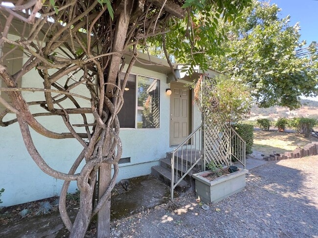 1925-1935 Yountville Cross Rd in Yountville, CA - Building Photo - Building Photo