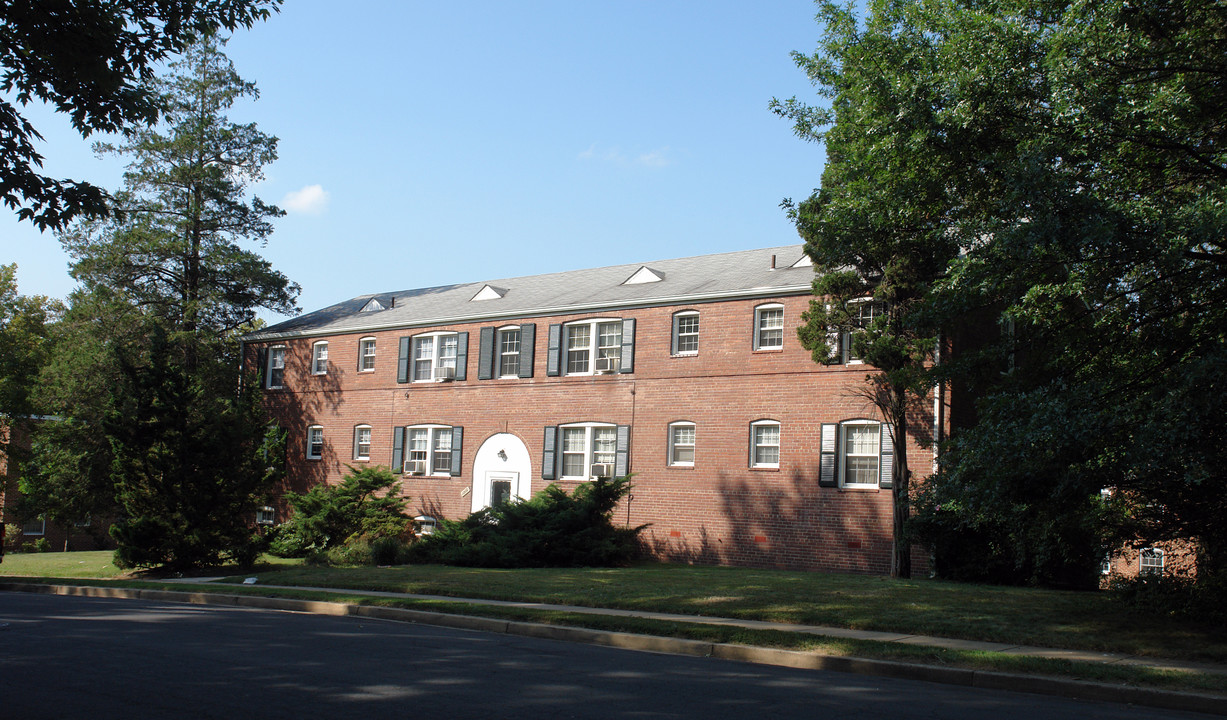 1200 N Kensington St in Arlington, VA - Building Photo