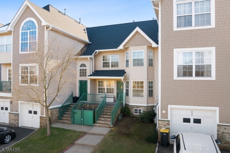 904 Rhoads Dr in Montgomery, NJ - Building Photo