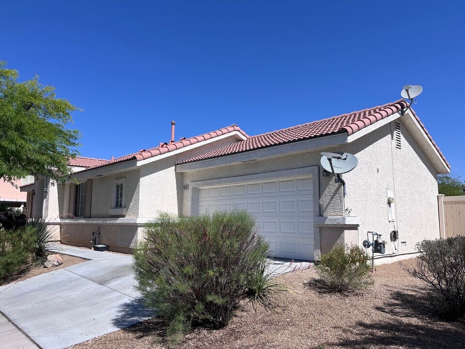 5237 Purple Vista Ct in North Las Vegas, NV - Building Photo