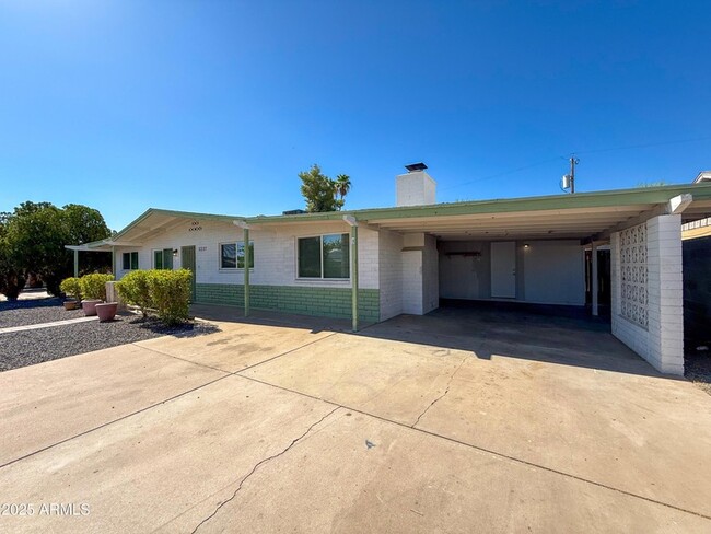 3237 E Captain Dreyfus Ave in Phoenix, AZ - Foto de edificio - Building Photo