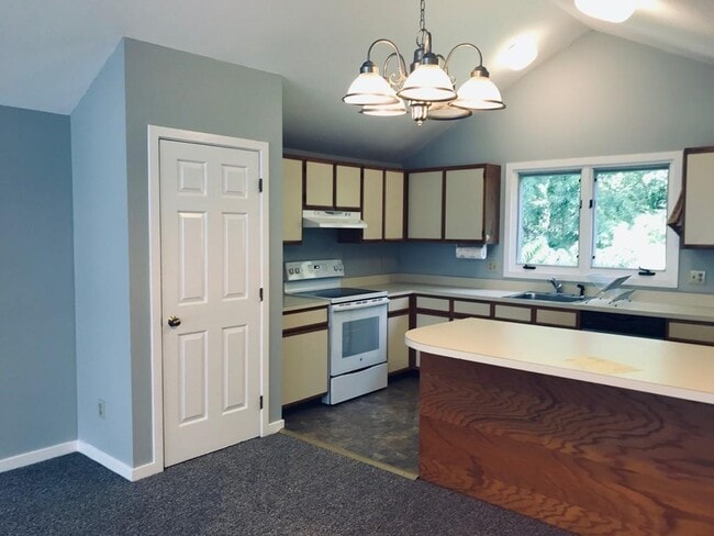 34 Salem Pl in Amherst, MA - Building Photo - Building Photo