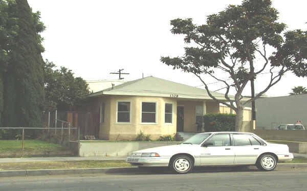 1328 Elm Ave in Long Beach, CA - Foto de edificio