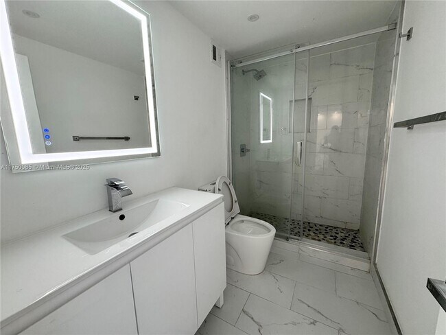 400 Kings Point Dr, Unit 929 in Sunny Isles Beach, FL - Building Photo - Building Photo