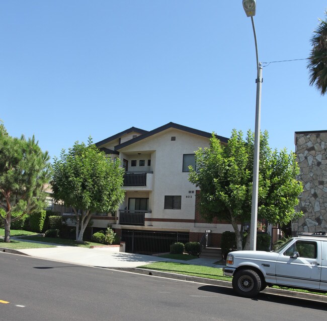 632 E Orange Grove Ave in Burbank, CA - Foto de edificio - Building Photo