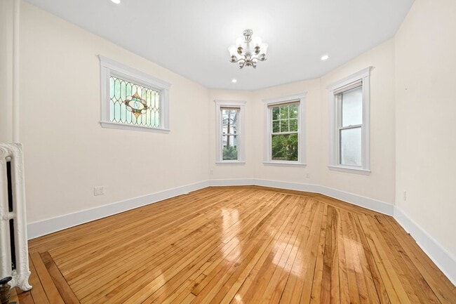 108 Trowbridge St, Unit 1 in Cambridge, MA - Foto de edificio - Building Photo