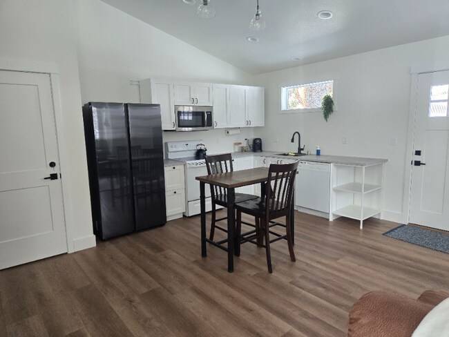 20512 Whitstone Cir in Bend, OR - Building Photo - Building Photo