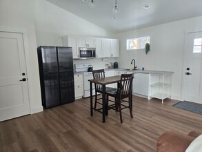 20512 Whitstone Cir in Bend, OR - Foto de edificio - Building Photo