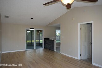 1756 Jacobin St NW in Palm Bay, FL - Foto de edificio - Building Photo