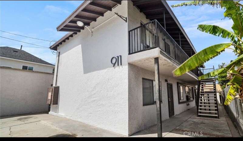 911 E 10th St in Long Beach, CA - Building Photo
