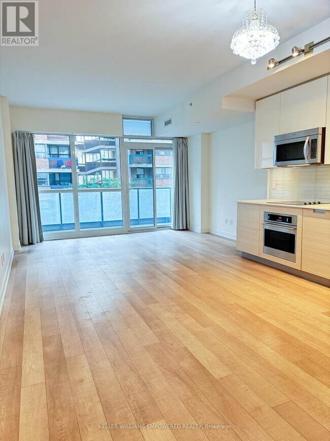 210 Simcoe St in Toronto, ON - Building Photo - Building Photo