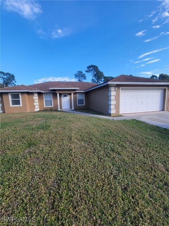 357 Paddock St in Lehigh Acres, FL - Building Photo