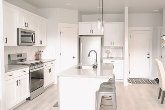 2033 N 3860 W in Lehi, UT - Foto de edificio - Building Photo