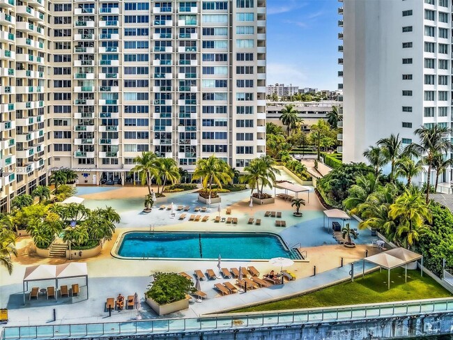 1200 West Ave, Unit 305 in Miami Beach, FL - Building Photo - Building Photo