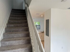 607 NE 208th Terrace in Miami, FL - Foto de edificio - Building Photo