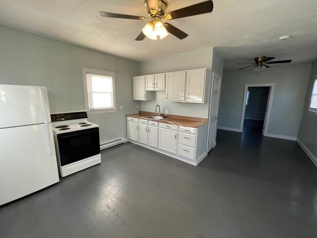 14 Hartford Ave W in Uxbridge, MA - Building Photo - Building Photo