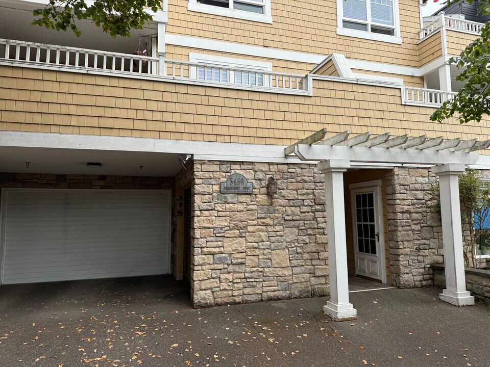 5450 California Ave SW in Seattle, WA - Building Photo