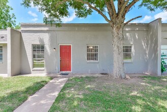 216 E Kiber St in Angleton, TX - Building Photo - Building Photo