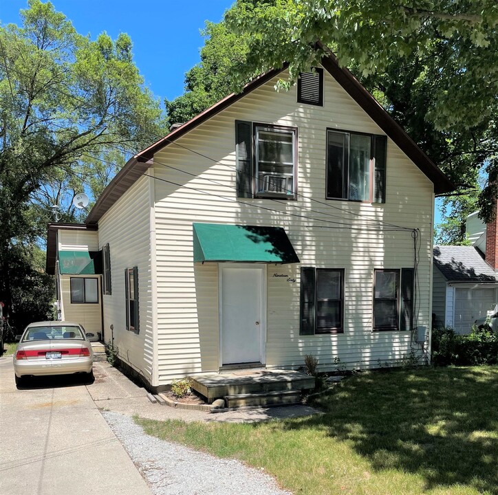 1960 Lindberg Dr in Norton Shores, MI - Building Photo