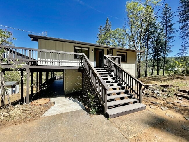 13232 Rocky Ln in Grass Valley, CA - Building Photo - Building Photo