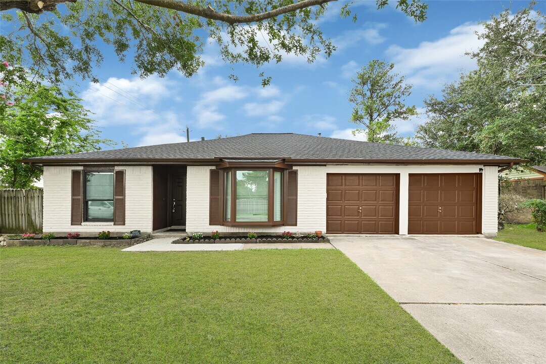 10206 Sagebluff Dr in Houston, TX - Building Photo