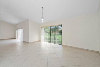9398 Laurel Green Dr in Boynton Beach, FL - Building Photo - Building Photo
