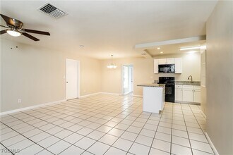 330 SE 46th Ln in Cape Coral, FL - Building Photo - Building Photo