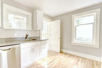 502 NE 72nd St in Seattle, WA - Building Photo - Building Photo