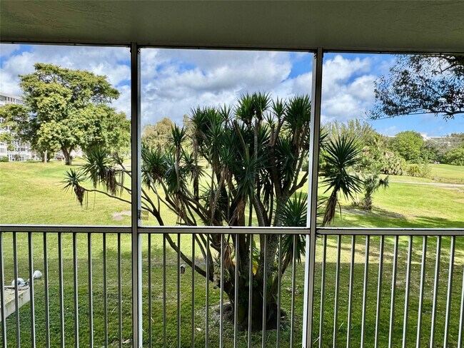 3351 S Palm Aire Dr in Pompano Beach, FL - Building Photo - Building Photo