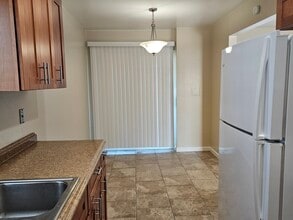 874 Castlewood Dr, Unit #4 in Los Gatos, CA - Foto de edificio - Building Photo