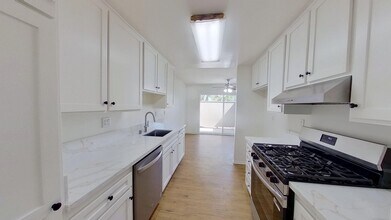 1154 S Clifpark Cir in Anaheim, CA - Building Photo - Building Photo