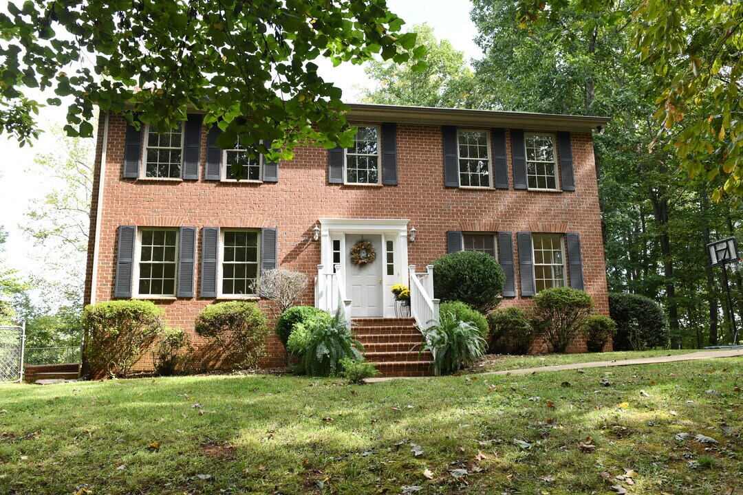 19295 Briar Patch Dr in Gordonsville, VA - Building Photo