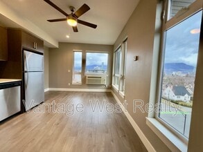925-925 Leon Ave in Kelowna, BC - Building Photo - Building Photo