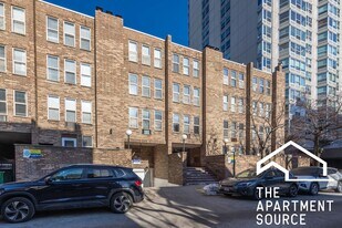 745 W Gordon Ter, Unit 310 in Chicago, IL - Building Photo