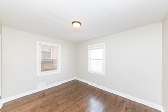 2745 W Gregory St, Unit 1 in Chicago, IL - Building Photo - Building Photo