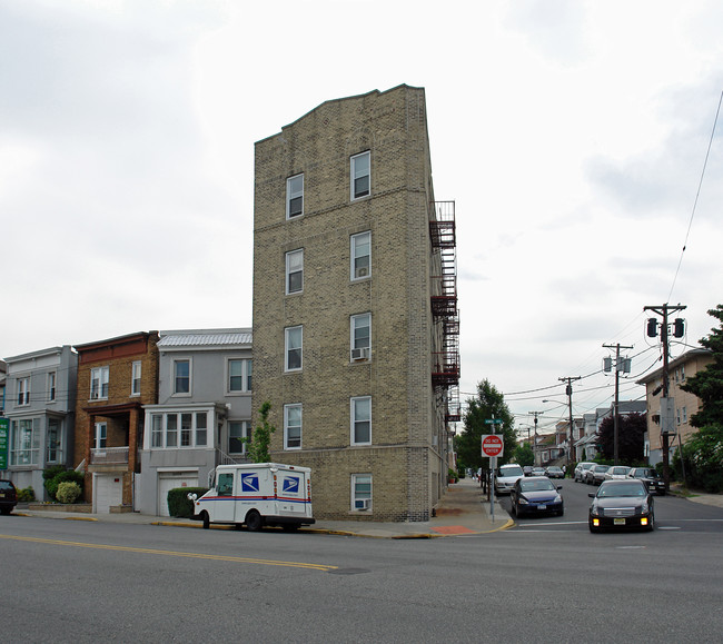 912 90th St in North Bergen, NJ - Building Photo - Building Photo