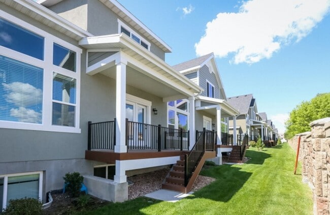 1334 Wallburg Dr in Taylorsville, UT - Foto de edificio - Building Photo