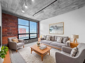 Crescent Lofts in Davenport, IA - Foto de edificio - Building Photo