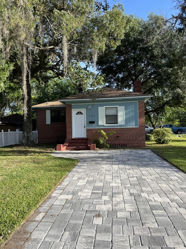property at 5105 Hollycrest Dr